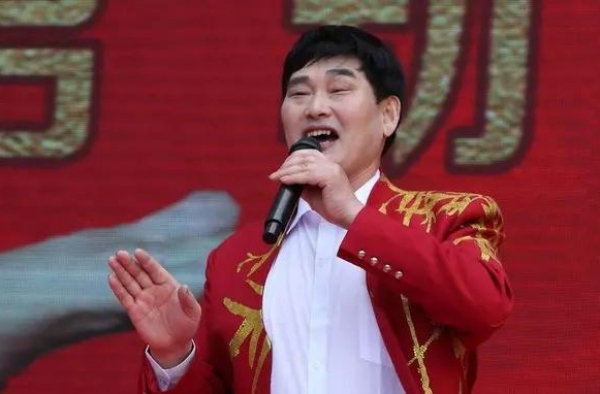 大衣哥儿媳妇正面曝光，一家六口全家福合照，儿媳二人太般配