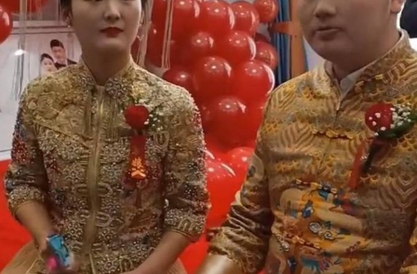 大衣哥朱之文儿子大婚，百万彩礼娶娇妻，儿媳神似赵丽颖