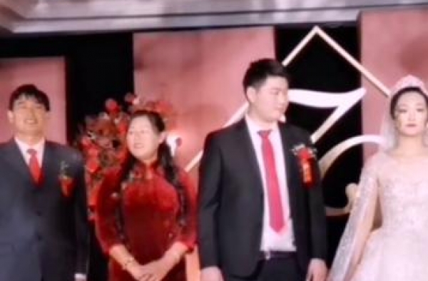 大衣哥儿媳妇正面照曝光，长相伶俐不似憨厚老公，秀禾服价值不菲