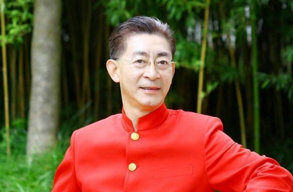 六小龄童晒一家三口合照，娇妻风韵犹存，29岁女儿与自拍差很大