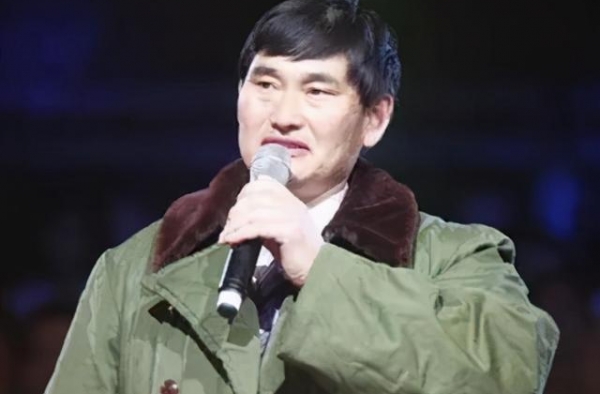 大衣哥儿子办婚礼，朱之文笑容满面，一箱现金两套房做彩礼好阔气
