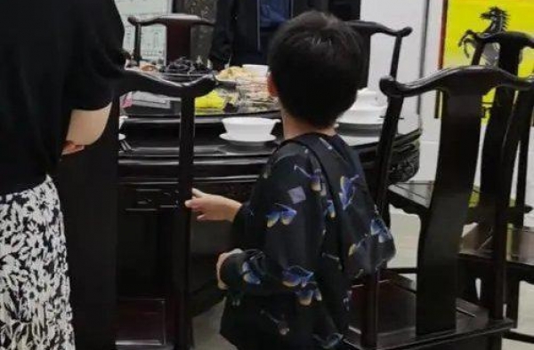 46岁董卿素颜出镜，和友人聚餐状态好，从小被狼爸打击有阴影