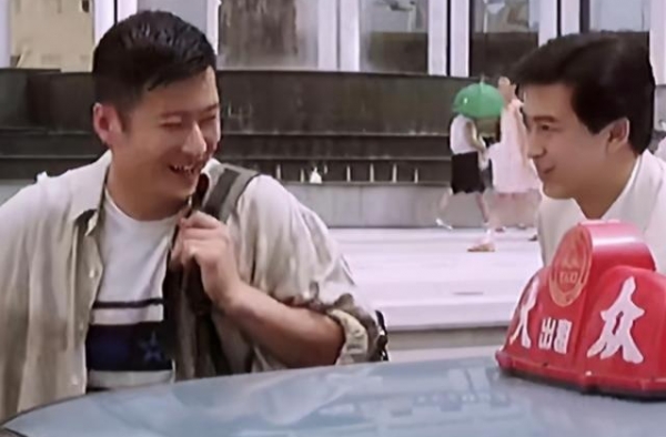 孙兴近照曝光，曾婚内出轨与原配离婚，今不顾妻子与友人当众激吻