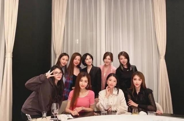 baby公开回应与阔太合影被边缘化说法：都是朋友，不介意站位