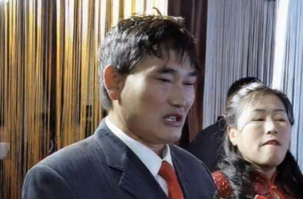 大衣哥儿子结婚真豪气：拿皮箱装现金彩礼，还送豪车和二套房