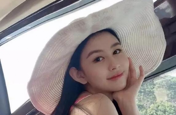 邱淑贞女儿沈月颜值太高了！肤白貌美赢过偶像剧女主，港风味十足