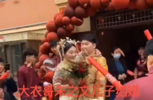 10月4号朱之文儿子结婚，彩礼两套房一辆车一箱钱，出手阔绰。