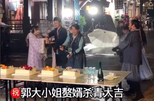 郭麒麟剧组太会玩？被人用香槟浇头，本人下意识动作显示素养