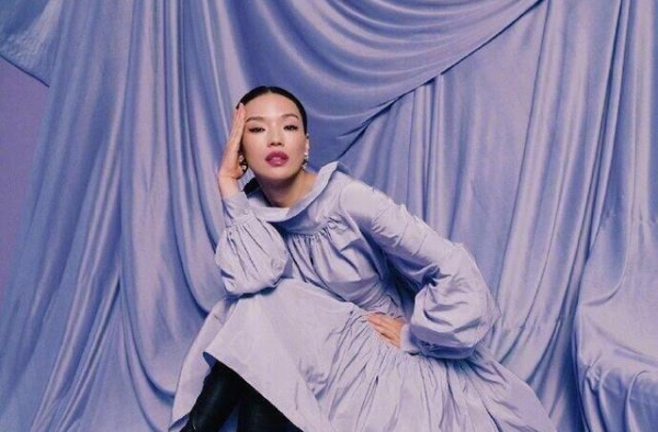 舒淇最新时尚大片曝光，44岁少女感十足，网友：不愧是人间精灵