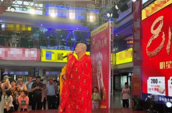 唐僧徐少华四处奔波跑小商演，场地简陋寒酸，上台卖力表演显心酸