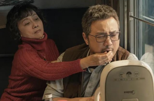同为“借风操作”，《我和我的家乡》赢了，徐峥笑了，观众却哭了