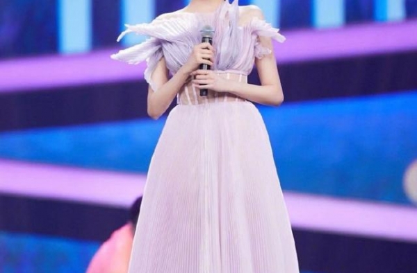 “国民闺女”关晓彤，腿长人美，为何还是被嘲土气呢？