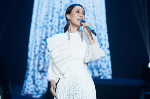 未婚生子再嫁富豪，恩师骂她狗脑王菲叫她大傻，那英到底有多彪？