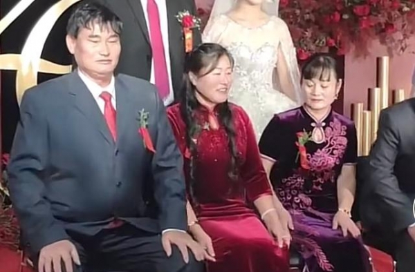 大衣哥朱之文儿子结婚！儿媳妇漂亮伶俐，8辆豪车接亲现场奢华