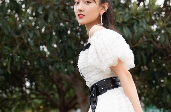 梁洁、吴昕、娜扎和周冬雨四人罕见撞衫，同款衣服穿出不同风格。