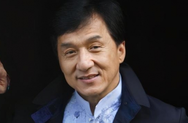 她是成龙一生最爱的人，曾比林青霞还红，如今66岁美的像少女