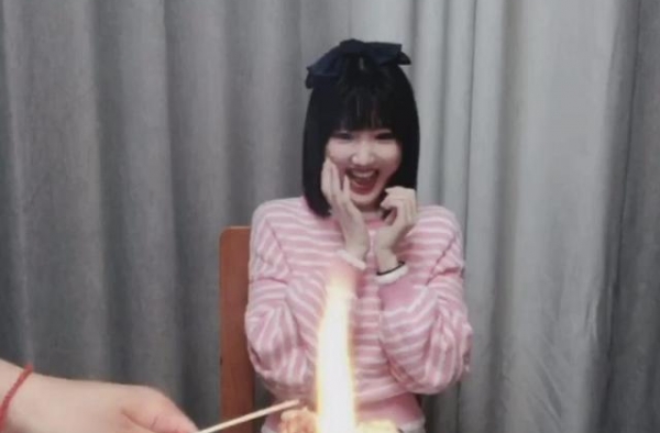毛晓彤直播烧烤翻车，粉色横纹毛衣甜美动人，演绎秋季柔美风尚