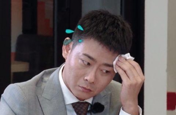 被问对栾副总有何意见？秦霄贤不说话，岳云鹏毫不避讳烧饼很实在