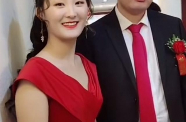 大衣哥儿媳被怼脸拍，成了村民拍摄新目标，家庭背景被曝光