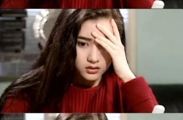 50岁李嘉欣太大胆！穿透视阔腿裤露内裤，儿子在旁也不避讳