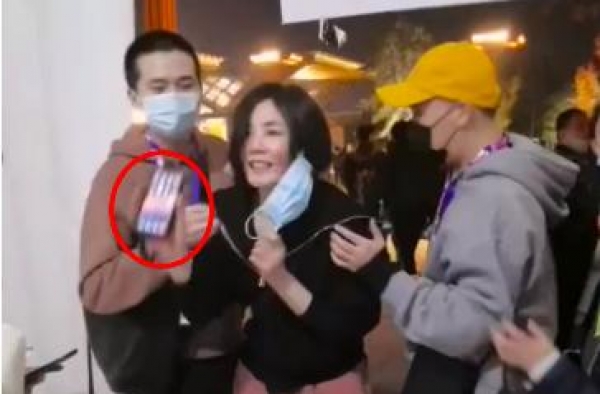 王菲出行爱热闹，参加音乐节俩伴唱也跟随，窦靖童李嫣不见身影