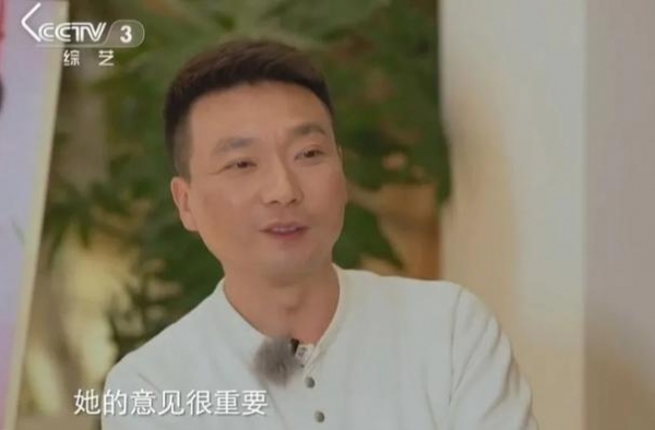 康辉妻子曝光，22年丁克婚姻比偶像剧还甜，网友：羡慕不来