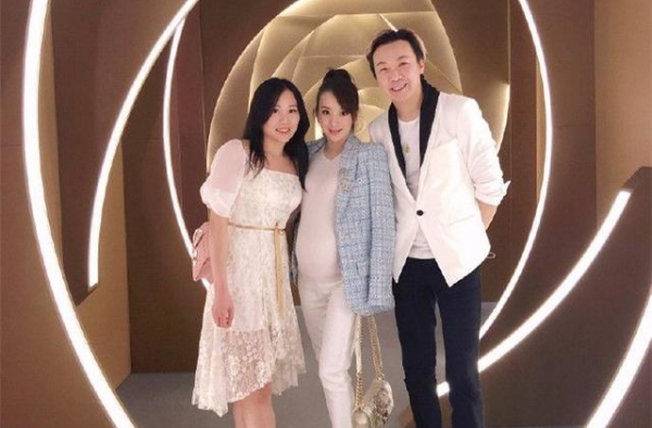 天王嫂方媛婚后更敢穿了，一袭透视裙小鸟依人，32岁美得不敢认