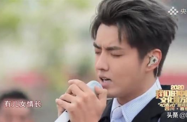 吴亦凡：上央视下乡演出，脸蛋狂拽酷炫帅炸天演唱so潮so带感
