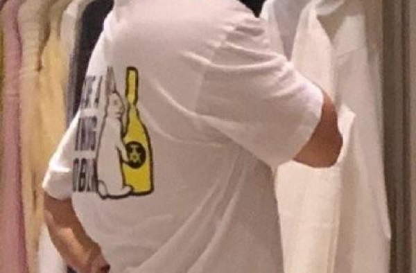 郑恺耐心陪妻子挑选衣服好恩爱 苗苗挺孕肚四肢纤细