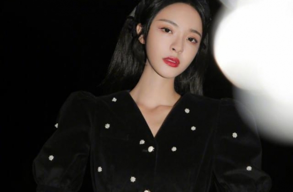 李莎旻子真的有着大大的魅力，穿一套黑色波点裙装，甜美有气质