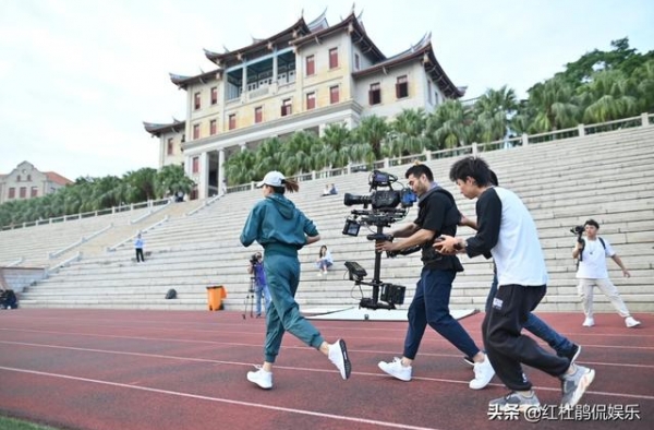 董卿扎马尾穿墨绿色运动装在厦门大学操场跑步，像青春飞扬的学生