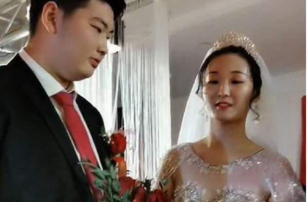 大衣哥儿媳回应嫁人不是为钱，理由让人信服，可为何没人信钱冰？