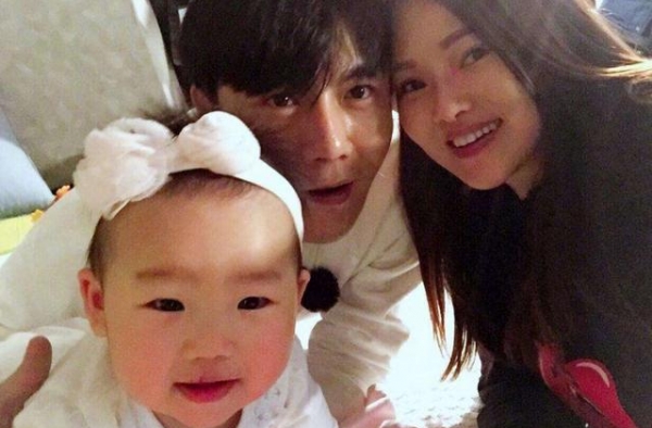 秦昊女儿终于长大，五官立见脱俗，这颜值究竟随谁？