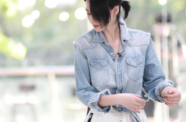 张馨予婚后美出新高度！一件牛仔衬衫搭配白色半身裙，又美又飒
