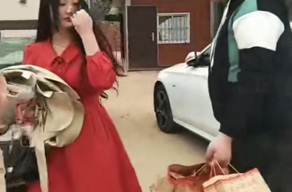 大衣哥儿子结婚后，被曝生活滋润，儿媳特意买烤鸭上门孝敬