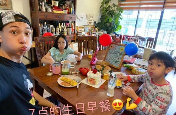吴尊一家四口庆生 带儿女捐善款当作自己的生日礼物