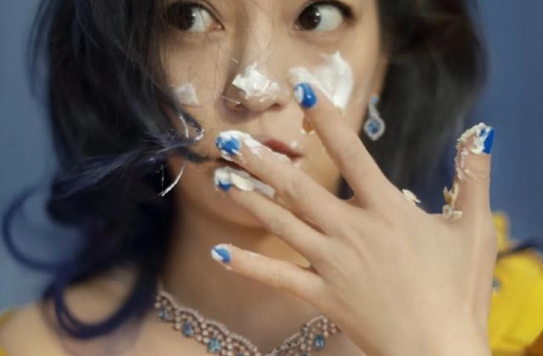 赵薇新封面引发怀念，仿佛看到小燕子！大花还是很能打