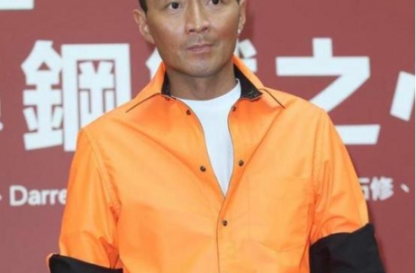 男星二婚娶小14岁粉丝，岳父去世帮老婆争产，结婚1年公开互撕