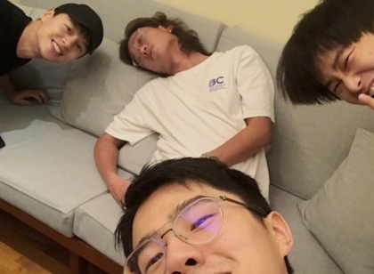 《一点就到家》主创聚会 刘昊然许宏宇互晒黑照