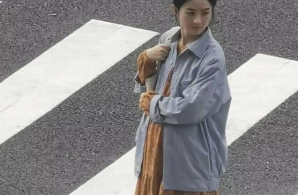 赵丽颖新戏《幸福到万家》剧透照，孕妇造型曝光，小腿是真细