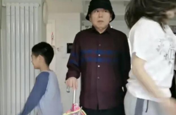潘长江近照曝光，日渐消瘦面容憔悴，与女同框被当做老奶奶？