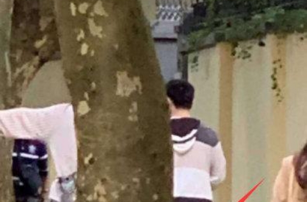 何猷君奚梦瑶外出，何猷君带娃父爱满满，穿情侣装甜蜜似新婚