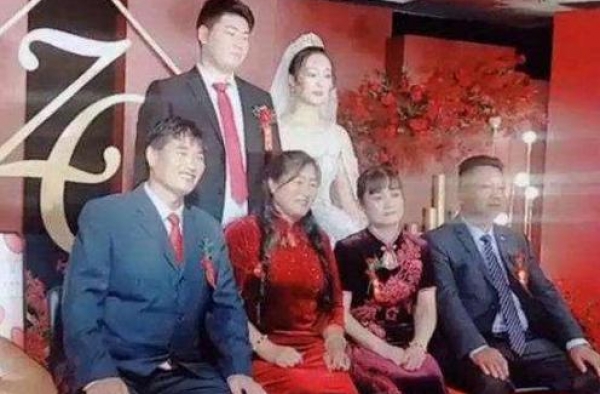 大衣哥儿子结婚，引发众多粉丝追求其女儿，能不能让人家安宁度日
