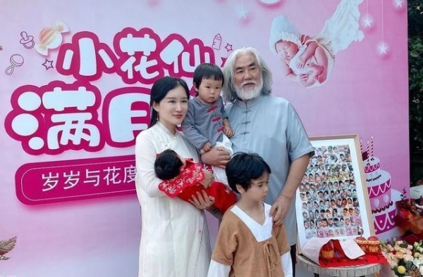 张纪中女儿满月太隆重，小公主连换三套礼服，全家穿得像拍古装片