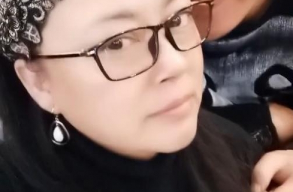 50岁李菁菁秀恩爱，小21岁三婚老公叫其小宝贝，直言要做自己