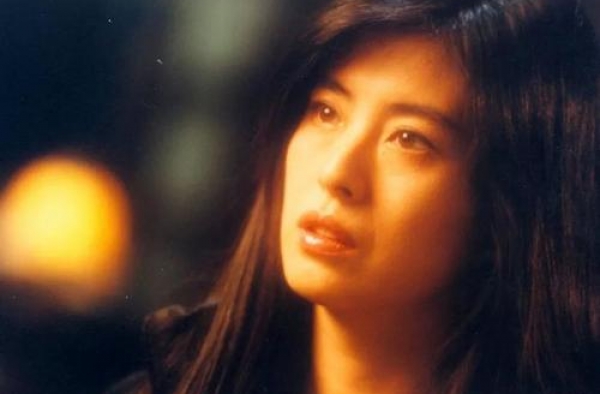 53岁王祖贤排队买奶茶被偶遇，嫩如少女仙气十足，女神又回来了
