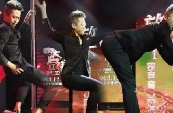 明星尴尬瞬间，刘涛台上衣服直接掉了，最后只想找地缝钻进去