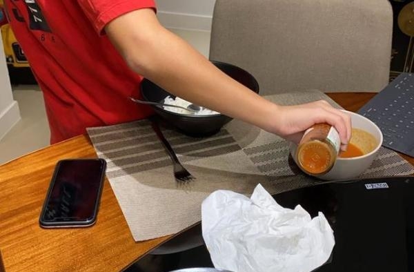 张柏芝儿子越来越成熟，留帅气长发模仿父亲，动作也一模一样