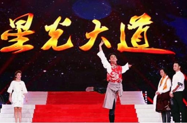 她是国家一级演员，因买不起房退圈回农村，如今下地干活成日常