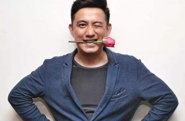 嘲黄磊年纪大，演戏六年被嘲油腻，当年连上一个月快本也毫无起色